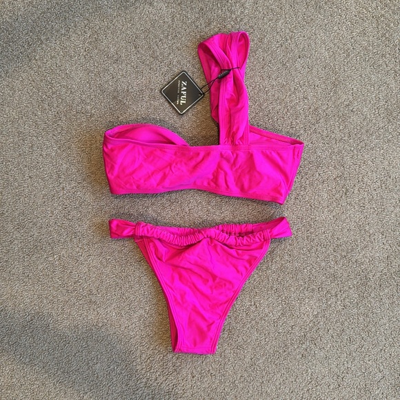 162 NWT ZAFUL One Shoulder Twisted Ruched High Cut Bandeau Bikini - Size: Medium - Picture 3 of 5